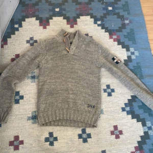 Biege stickad tröja - Säljer denna riktigt fina stickade tröjan i storlek S, slim fit. Helt okej skick