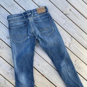 Blå Replay Anbass jeans - Säljer ett par klassiska blå jeans från Replay, modell Anbass i storlek W31 L32! Perfekta nu till sommaren! Knappt använda och säljer för endast 549kr! Tar gärna emot byten🤝