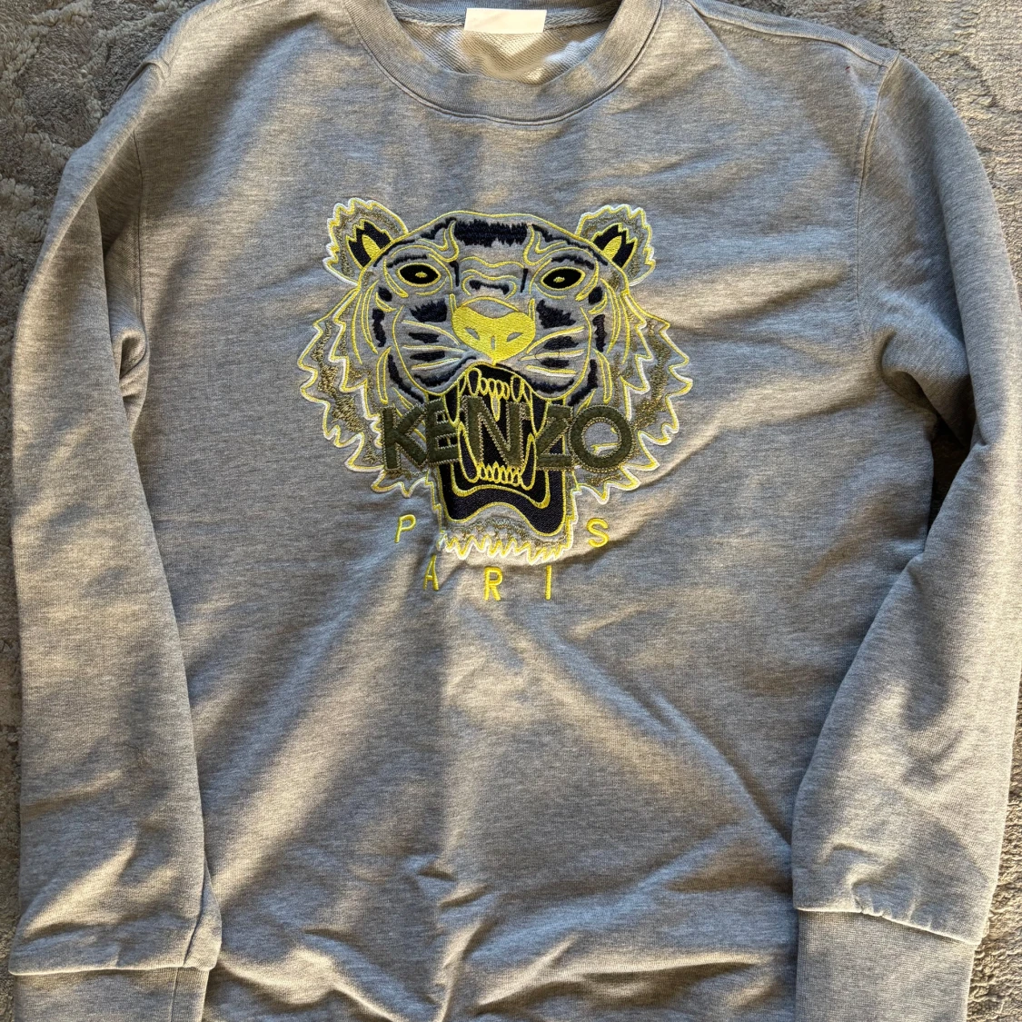 Grå sweatshirt med tigerbroderi från Kenzo