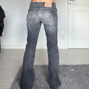 Levis - Midjemått: 36cm rakt över, innerbenslängd: 80cm 💕