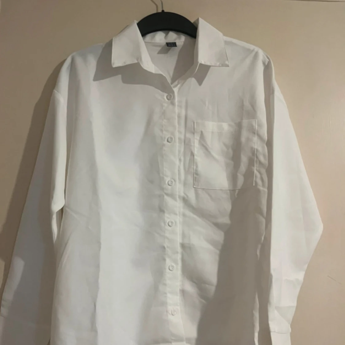 Vit klassisk skjorta med bröstficka