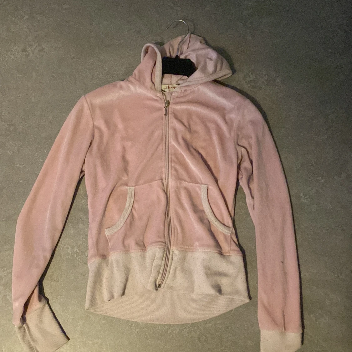 Ljusrosa hoodie i velour från Agoqo