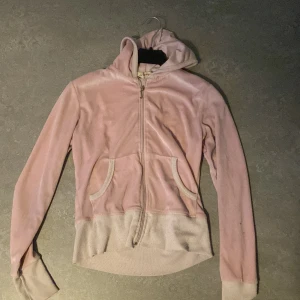 Ljusrosa hoodie i velour från Agoqo - Mysig ljusrosa hoodie i velour från Agoqo med dragkedja framtill och huva. Säljer då den är för liten.