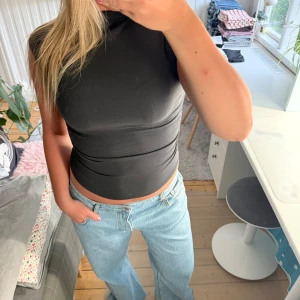 Tight t-shirt - Tight tröja med ribb på sidorna och lite högre nacke 🤍