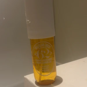 Brazilian Crush Cheirosa 62 mist - Body mist från Sol de Janeiro, Brazilian Crush Cheirosa 62. Doften har inslag av pistage och saltad karamell. Perfekt för dig som gillar söta och tropiska dofter. 