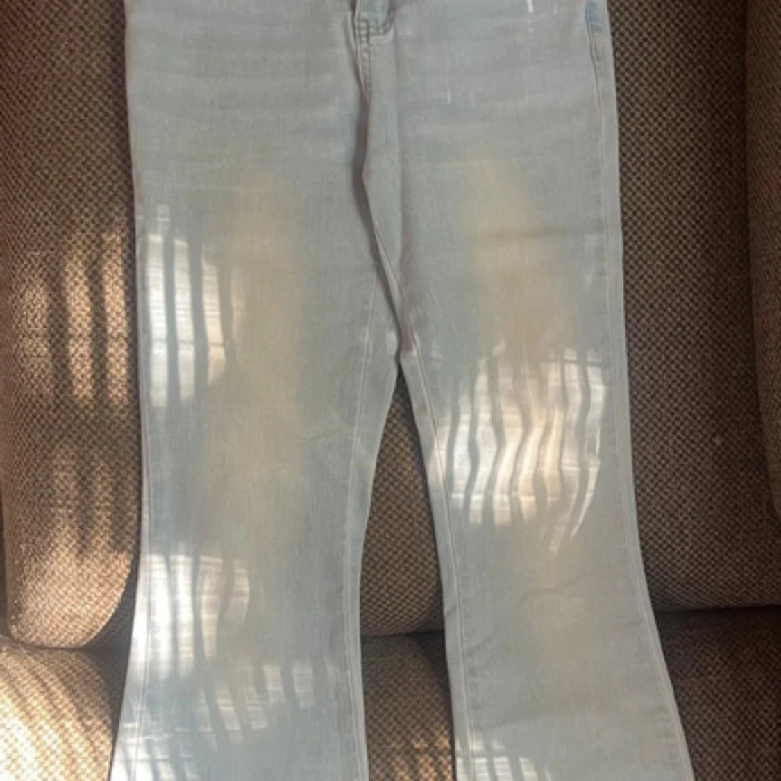 Ljusblå bootcut jeans med rå kant - 1