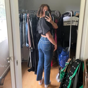 Wrangle jeans - Högmidjade jeans. Bekväma och använda ett fåtal gånger. Midjemått 25 längd 32.
