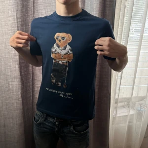 POLOBEAR TSHIRT - Tja! Säljer en as fet mörkblå polobear tshirt | Skick 9,7/10 som ny! | Mitt pris 449kr | Han på bilden är 188cm, passar bäst för dig under 185 | Nypris runt 1500kr | hör av dig vid några funderingar eller frågor 