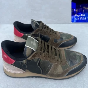 Valentino Rockrunner  - ett par riktigt feta rockrunners || perfekta nu till vintern || strlk 39 || skicket är 8,5/10 ( fint) inget medföljer  || hör av er vid intresse! ( från 2200kr till 1760kr ) 