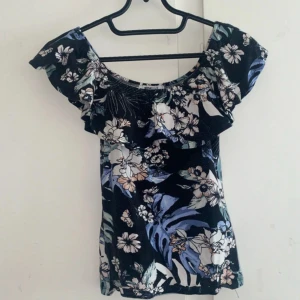 Offshoulder tröja - Jättefin off shoulder tröja från GinaTricot med volang🤍oanvänd 