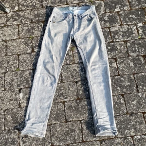 Tiger of Sweden jeans! - Säljer ett par ljusgrå jeans från Tiger of Sweden. Byxorna har klassisk femficksdesign och slim passform. Perfekta för dig som gillar stilrena och enkla jeans i en ljusare nyans. Strl 29/34 men uppsydda så passar 29/32. Pris går att diskutera.