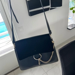 Damväska - Väldigt fin väska som säljs till ett riktigt bra pris. Väskan är i grymt skick och perfekt för alla tillfällen. Den är svart och grym för alla som vill sticka ut lite. Väskan säljs billigt då den inte är till användning längre, så först till kvarn!