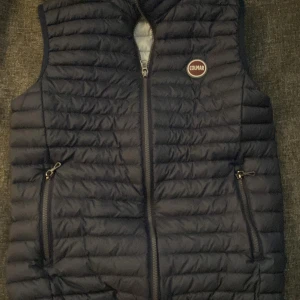 Mörkblå colmar väst - Säljer min colmar som är i väldigt bra skick, priset börjar på 800kr eftersom den inte är så använd men priset är ej hugget i sten, den passar xs-xxs skriv om ni har några frågor 