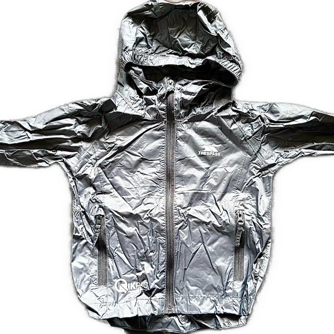 Grå vindjacka med huva från Trespass Ny