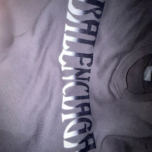 Svart Balenciaga sweatshirt S - Svart sweatshirt från Balenciaga i storlek S med fet vit logga framtill i coolt typsnitt. Klassisk rund halsringning och långa ärmar. Mjuk bomullskänsla och perfekt för dig som gillar streetwear och designer vibes.