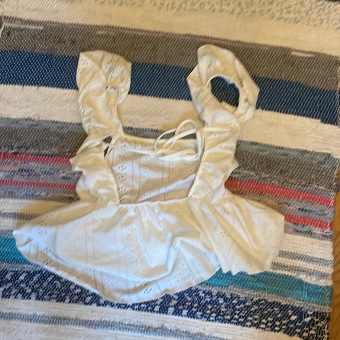 Vit volangtopp med broderade detaljer - 1