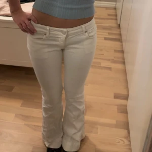 vita replay jeans - Intresse koll på favorit jeansen !! Jeansen är från replay i en gammal low waist bootcut modell! Dom är så så snygga och sitter perfekt i midjan men tyvärr för korta för min smak!💘