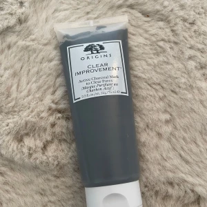 Origins Clear Improvement Charcoal Mask - En svart ansiktsmask med aktivt kol från Origins, Clear Improvement. Tuben innehåller 75 ml och masken är framtagen för att rengöra porer på djupet. Perfekt för dig som vill ha en fräsch och klar hud. Masken har en krämig konsistens och är enkel att applicera.