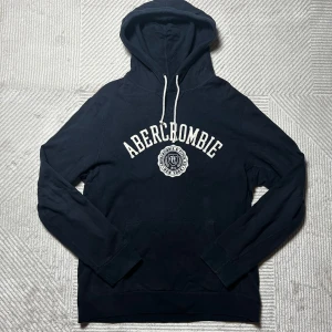 Abercrombie hoodie | M - Blå A&F hoodie | bra skick och har mycket kvar att ge | om du har några funderingar tveka då inte på att höra av dig 