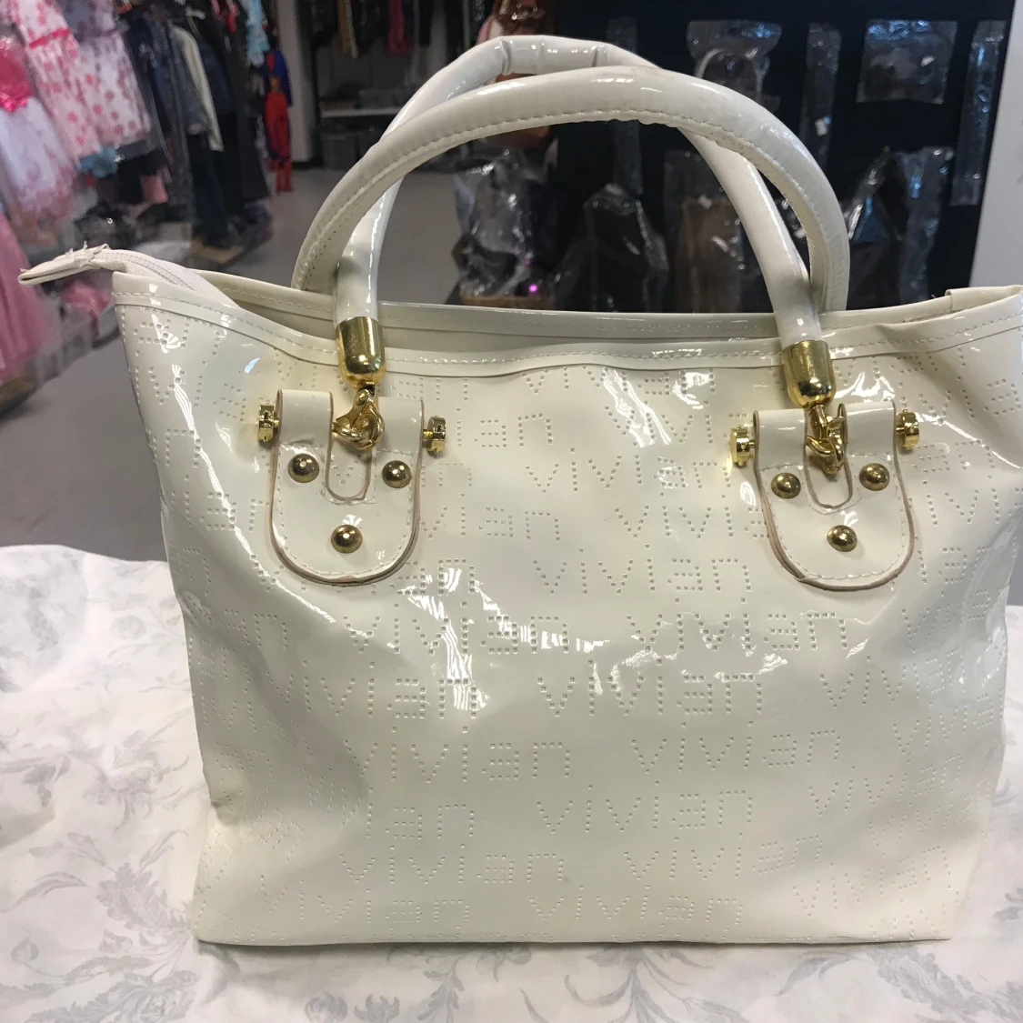 Vit handväska med guldiga detaljer