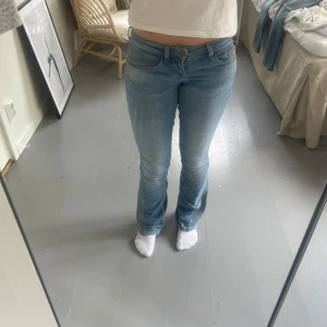 Ljusblå bootcut jeans från ONLY - Säljer ett par ljusblå jeans från ONLY som jag gjort om till bootcut genom att limma med lim som ska håll för tvätt. Storlek 26/34. Andvänt få tal gånger och säljer då dem tyvärr inte passar😫