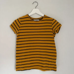Pull & Bear t-shirt - T-shirt från Pull & Bear, storlek XS. Fint skick, inget att anmärka.