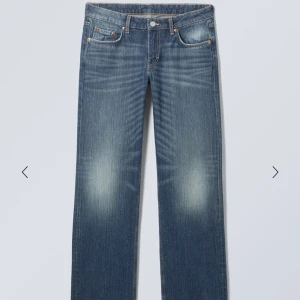 Low waist arrow weekday jeans  - Superfina low waist weekday jeans i modellen arrow. Fint skick och superbra passform!!