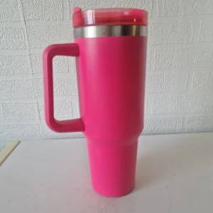 Rosa termosmugg med lock och sugrör dom håller t.ex vatten varm eller kallt.  - Säljer en stor rosa termosmugg med handtag, genomskinligt lock och tillhörande sugrör. Muggen är perfekt för att ta med dryck på språng och håller värmen länge tack vare insidan i rostfritt stål. Snygg och praktisk design!