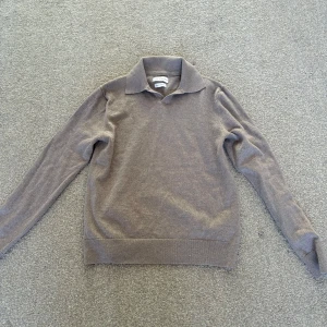 Beige kashmir polotröja  - Säljer en beige polotröja med kashmir liknande material. Storleken är igentligen M men den minskade i första tvätten till XS men annars är den 10/10