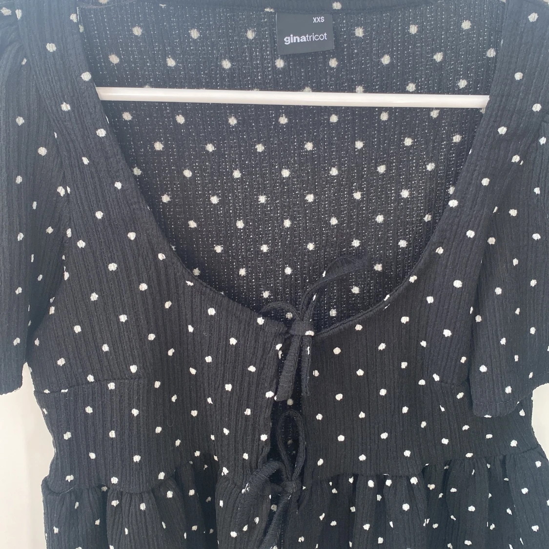 Svart prickig blus från Gina Tricot - 1