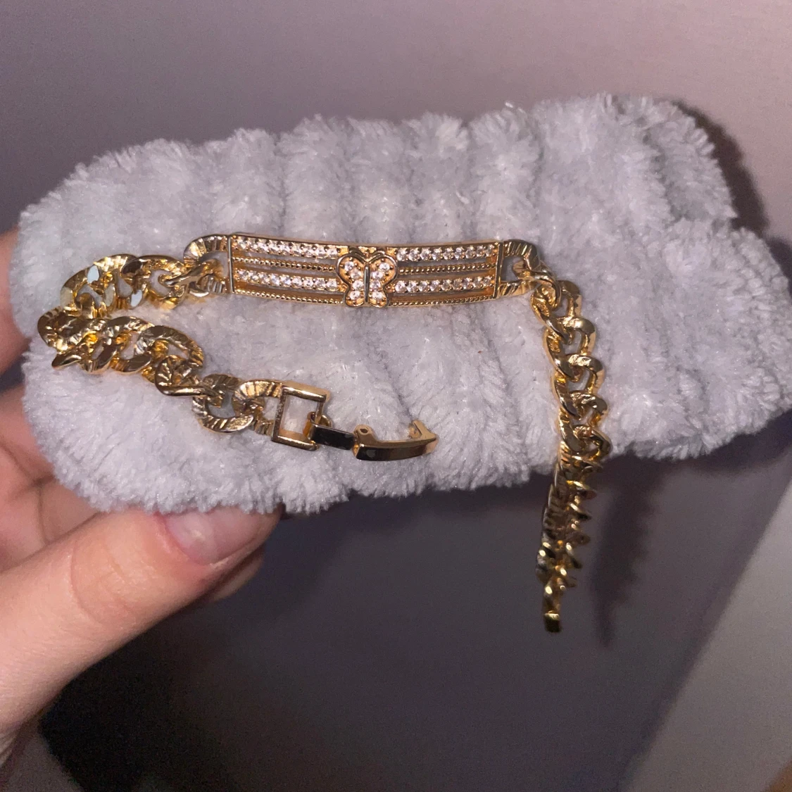 Guldfärgat armband med fjärilsdetalj - 4