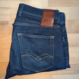 Replay jeans - Mörkblå jeans från märket Replay i storlek W33 L32 men passar mindre i midjan . Modellen är Hyperflex Grover alltså straight fit. Jeansen är i bra skick och säljs då jag bytt stil till mer slim. Vid mer funderingar hör gärna av er 😊! 
