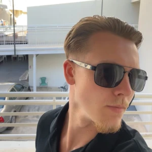 Armani solglasögon - Riktigt feta solglasögon från Armani, top skick inga skador eller liknande. 