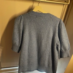 Ljusblå stickad tröja från Vero Moda  - Superfin ljusblå stickad tröja från Vero Moda  med puffärmar och rund halsringning. Tröjan har en mjuk och mysig känsla, perfekt för kyligare dagar. Passar lika bra till jeans som till kjol.