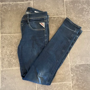 Replay Anbass jeans - •10/10 skick - helt nya✅ •Storlek W29, L32📏 •Inkluderat - jeans👖 •Fraktar inom 24h📦 •Nypris - ca 1600 SEK💸 LID001