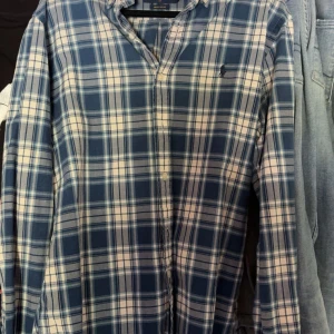 Blåvit rutig skjorta från Ralph Lauren - Snygg blå och vit rutig skjorta från Ralph Lauren. den är i ett mycket bra skick och använd 2-3 gånger. Den är i storlek s och passar dig som är mellan 175-180 typ.             Det är bara att höra av sig till mig vid funderingar.