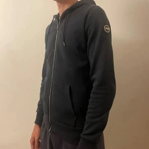 Colmar zip hoodie  - Säljer en mörkblå hoodie från Colmar. Storlek M. 8/10 condition. Skriv vid frågor!
