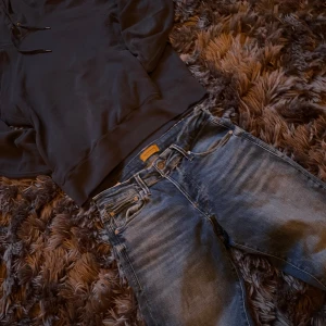 Blå jeans från Jack & Jones - Säljer ett par klassiska blå jeans från Jack & Jones. Jeansen har slim passform perfekt för en avslappnad stil. Storlek är L32 W28 📏.