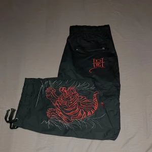 Ed hardy - Knappt använda