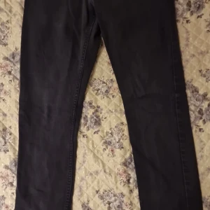 Svarta skinny fit jeans från H&M - Säljer ett par svarta skinny fit jeans från H&M. Jeansen har klassisk femficksdesign, smal passform och stängs med dragkedja och knapp. Perfekta till vardags och enkla att matcha med olika toppar.