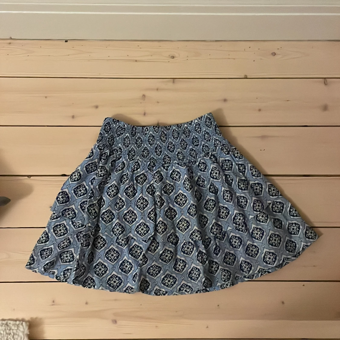 Mönstrad blå kjol från Gina Tricot