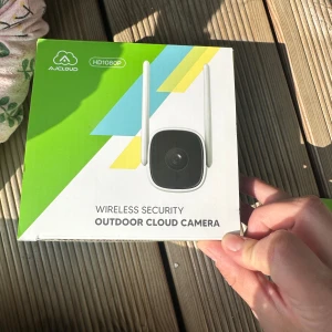  Security Outdoor Cloud Camera övervakningskamera - Upptäck en övervakningskamera med HD 1080p, WiFi, rörelsedetektion och molnlagring. Perfekt för dig som vill ha koll på hemmet dygnet runt. Enkel installation och tvåvägskommunikation gör den smidig att använda.