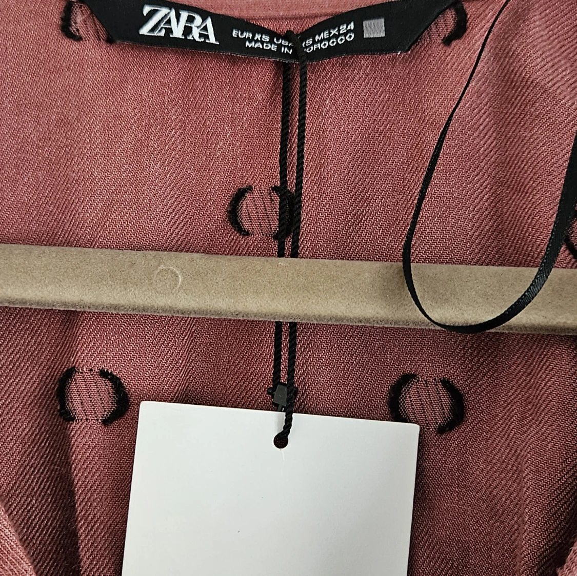 Rosa/röd prickig klänning från Zara - 2