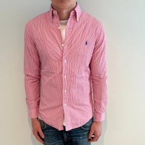 Ralph lauren skjorta - Ralph lauren skjorta | Skick: 9,5/10 | S | Fraktar via postnord eller instabox på köparens bekostnad | Hör av dig vid minsta fråga eller fundering! 