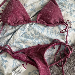 Glittrig bikini - Säljer denna jättefina bikinin som aldrig användts!!! Bikinitoppen är i S och underdelen är i XS