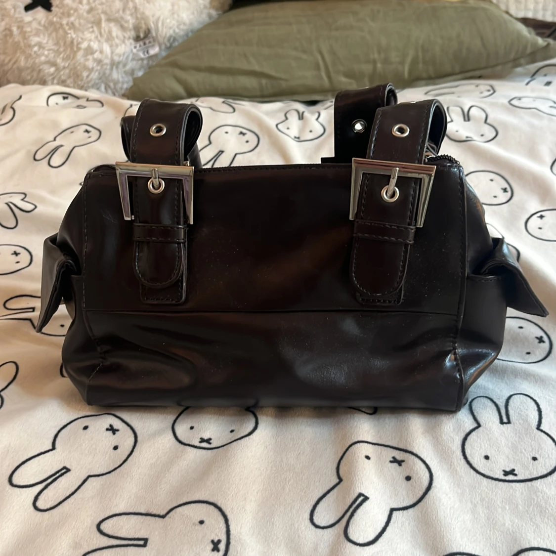 Mörkbrun handväska med hjärtberlock - 1