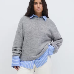  Stickad tröja - Jättefin stickad tröja från Gina Tricot som är i bra skick, nypris 400 kr och är slutsåld, skriv mer bilder och priset kan diskuteras 😊