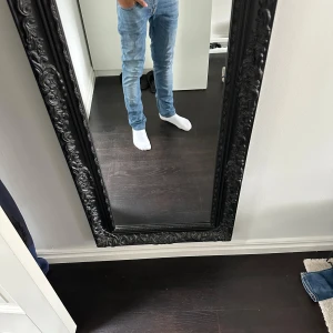Slim jeans Nudie - Säljer ett par ljusblåa tvättade slim jeans från Nudie som är W26/L30, jeansen har klassiska femficksdesign och snygga kontrastsömmar. Perfekta för dig som gillar en avslappnad passform och stilren look. 