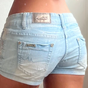 Jeansshorts - Midjemått: 39cm rakt över. Betala via app eller Swish. Storlekslappen är borta. 💖