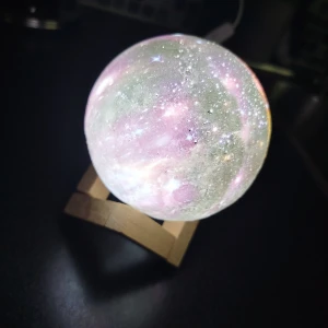 Nattlampa  - Superfin nattlmapa, har några märken undertill men det syns inte när den står i sin fot. Vet dock ej vart dom kommer ifrån då jag inte använt den Tänds med en knapp och kopplas in i en usb-adapter. Kommer i originalförpackning.